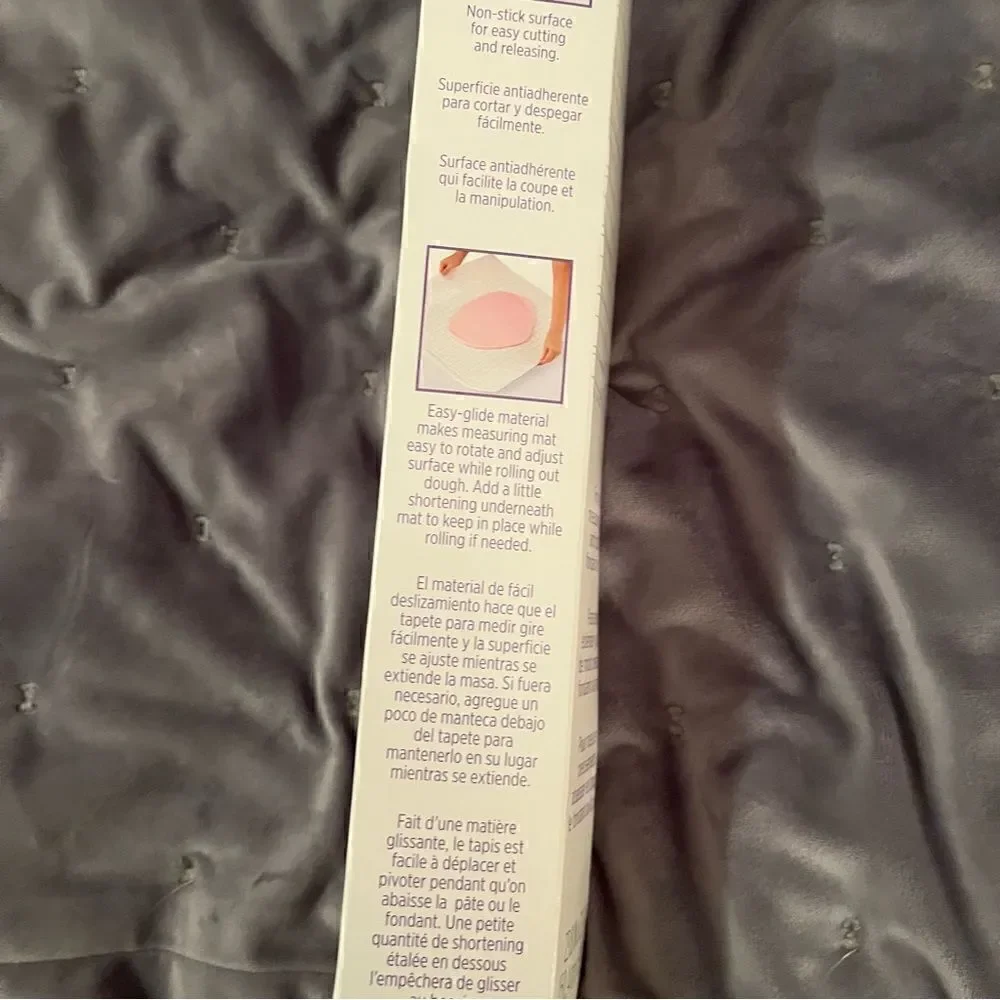 Wilton Fondant or Pizza Measuring Mat Curcle Roll Out Plastuc 23.8 in. x 23.3 in